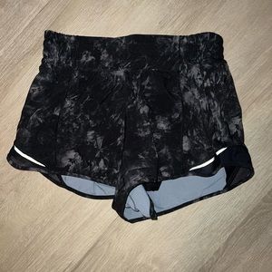 Lululemon HR 2.5 Inch Hotty Hot shorts